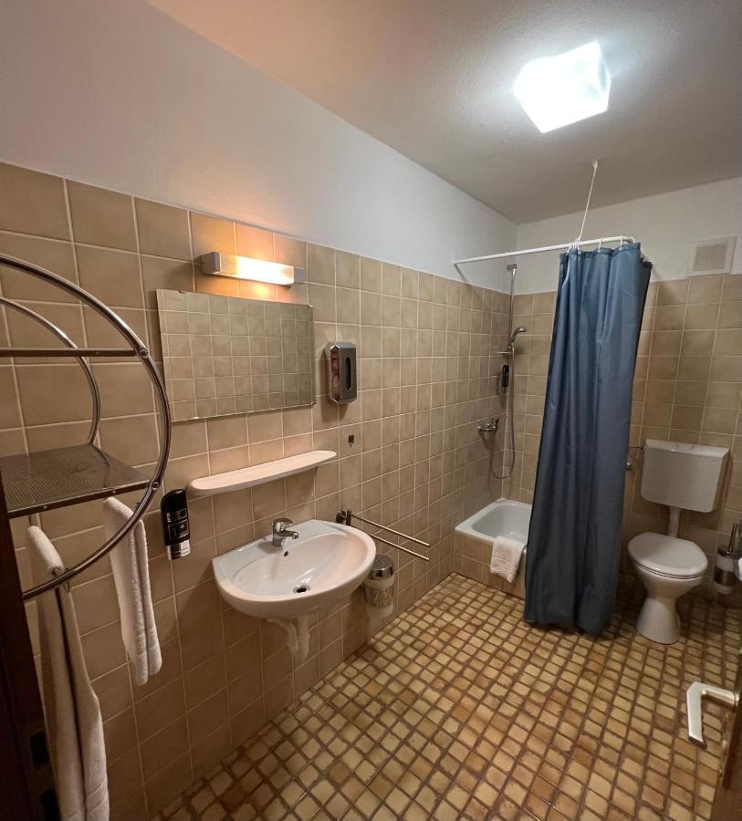 Hotel-Gasthof Deutschmeister Donauworth Bagian luar foto