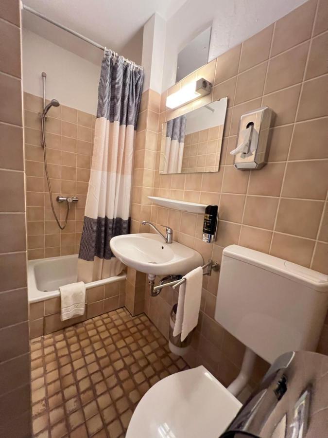 Hotel-Gasthof Deutschmeister Donauworth Bagian luar foto